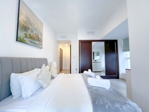 2 soverom, individuelt dekorert, individuelt innredet og skrivebord