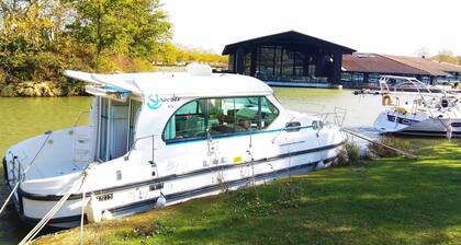 Habitable boat with terrace with panoramic view of the Canal du Midi
