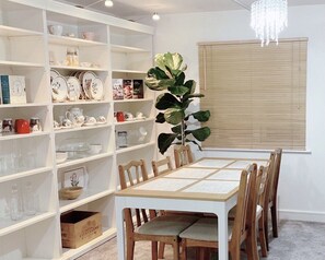 Chambre Confort | Coin séjour | TV connectée de 40 pouces avec chaînes numériques, télévision