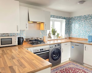 Comfort Room | Private kitchen | Full-size fridge, microwave, oven, stovetop - Impeccable 2 Bedroom House in Bicester (Bicester)