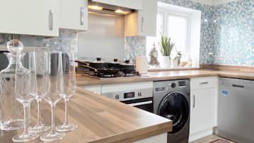 Comfort Room | Private kitchen | Full-size fridge, microwave, oven, stovetop