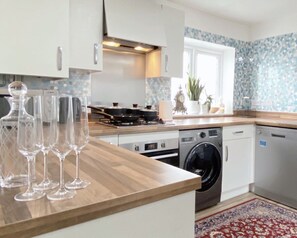 Camera Comfort | Cucina privata | Frigorifero con congelatore, forno a microonde nell'area comune, forno