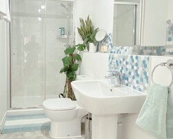 Habitación Confort | Baño | Artículos de higiene personal gratuitos, toallas y champú