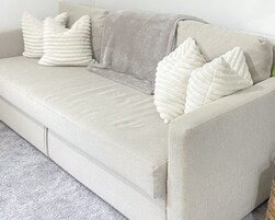 舒适客房 | 起居区 | 40-英寸智能电视 （配备数码频道）、电视