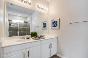 Villa, varias habitaciones | Baño | Toallas 