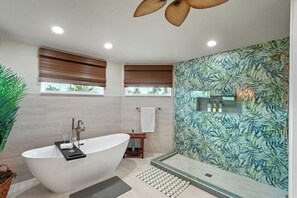 Bañera con ducha, bañera de hidromasaje, secador de pelo, toallas
