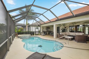 Alberca al aire libre y alberca climatizada