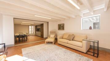 Deluxe-Apartment | Wohnbereich | 40-Zoll-Flachbildfernseher mit Digitalempfang, Fernseher