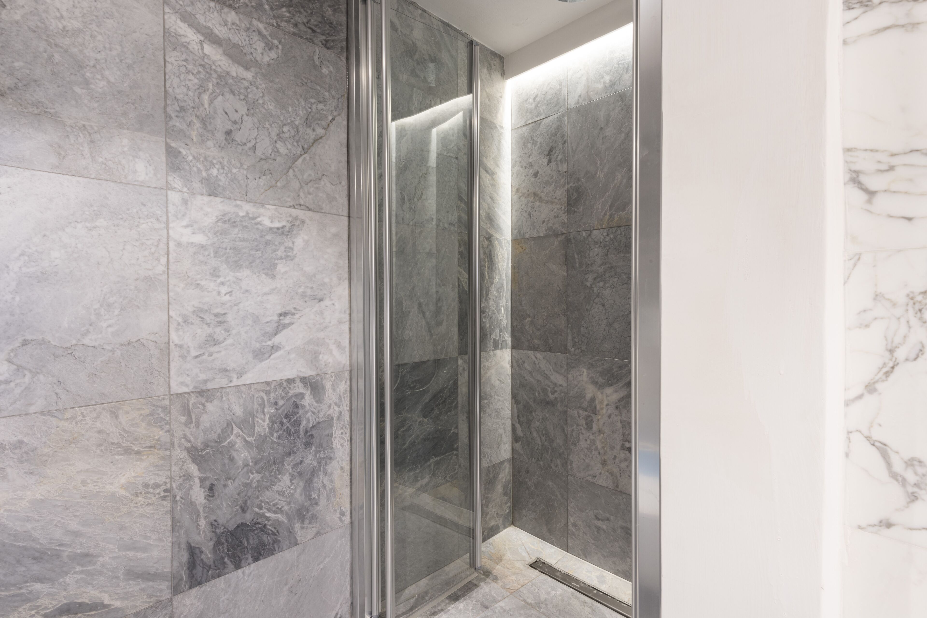 Deluxe-Apartment | Badezimmer | Dusche, kostenlose Toilettenartikel, Haartrockner, Bidet