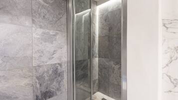 Deluxe Apartment | Bathroom | Shower, free toiletries, hair dryer, bidet