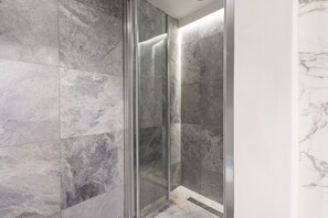 Deluxe Apartment | Bathroom | Shower, free toiletries, hair dryer, bidet - Santo Spirito View by Mmega (Florence)