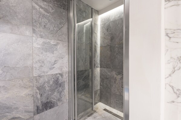 华丽公寓 | 浴室 | 淋浴设施、免费洗浴用品、吹风机、坐浴桶