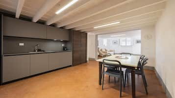 Deluxe Apartment | Private kitchen | Fridge, microwave, stovetop, dishwasher