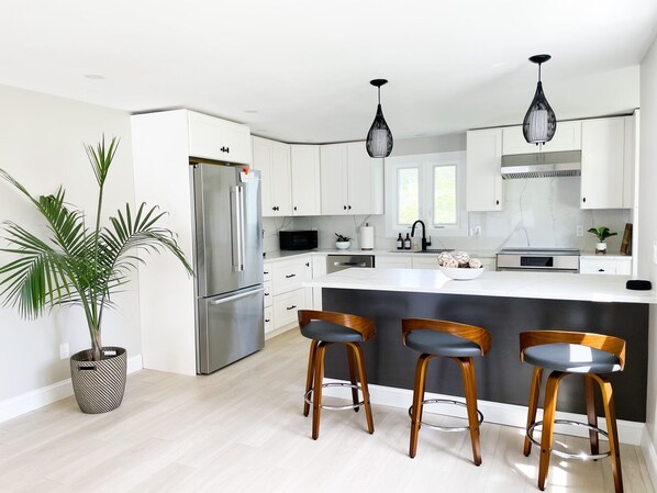 Réfrigérateur, four à micro-ondes, un four, surface de cuisson