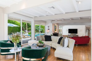 Smart TV, caminetto, studio