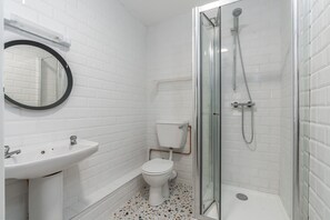 Shower, towels - Troys Gate Holiday Homes No. 3 + 4 (Kilkenny)