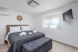 4 bedrooms, in-room safe, iron/ironing board, travel cot