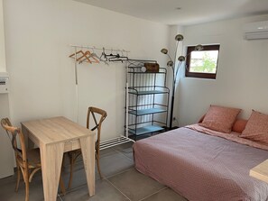 1 bedroom, bed sheets - Independent studio - Terrace and swimming pool (in summer) (Restinclières)