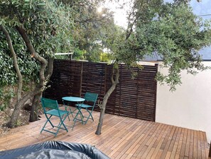 Outdoor dining - Independent studio - Terrace and swimming pool (in summer) (Restinclières)