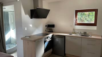 Frigorífic, forn, placa de cuina i cafetera i tetera