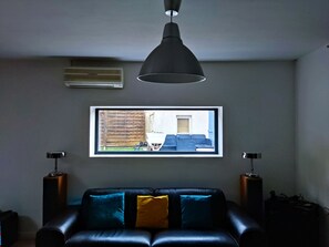 Fernseher, Tischtennisplatte, Bücher