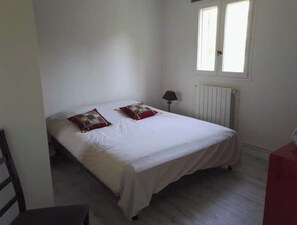 3 bedrooms, iron/ironing board, free WiFi, bed sheets