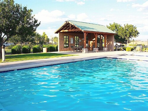 Cozy Rancher. Quiet Street. Walk to Community Pool, Or Hit the Greens!
