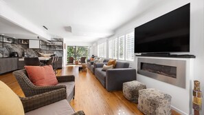 Smart TV, fireplace