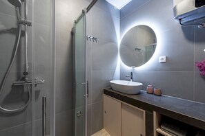 Apartment (0 Bedroom) | Badezimmer | Dusche, Handtücher