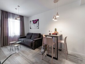 Appartamento (0 Bedroom) | Area soggiorno | TV a schermo piatto 102 cm con canali via cavo, TV
