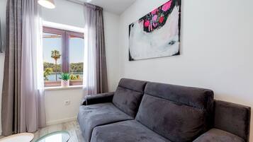 Apartment (0 Bedroom) | Living room | 102-cm flat-screen TV with cable channels, TV