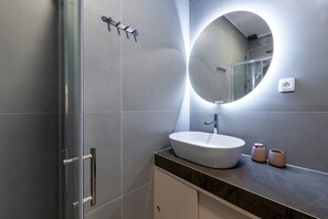 Apartment (0 Bedroom) | Bathroom | Shower, towels