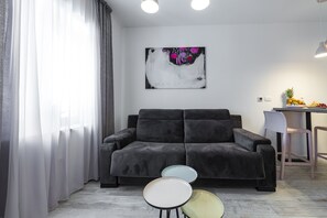 Apartment (0 Bedroom) | Wohnbereich | 102-cm-Flachbildfernseher mit Kabelempfang, Fernseher