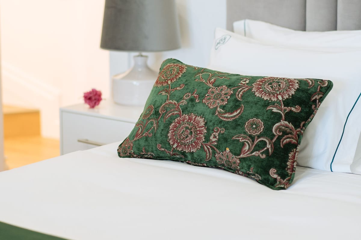 1 bedroom, premium bedding, Select Comfort beds, laptop workspace
