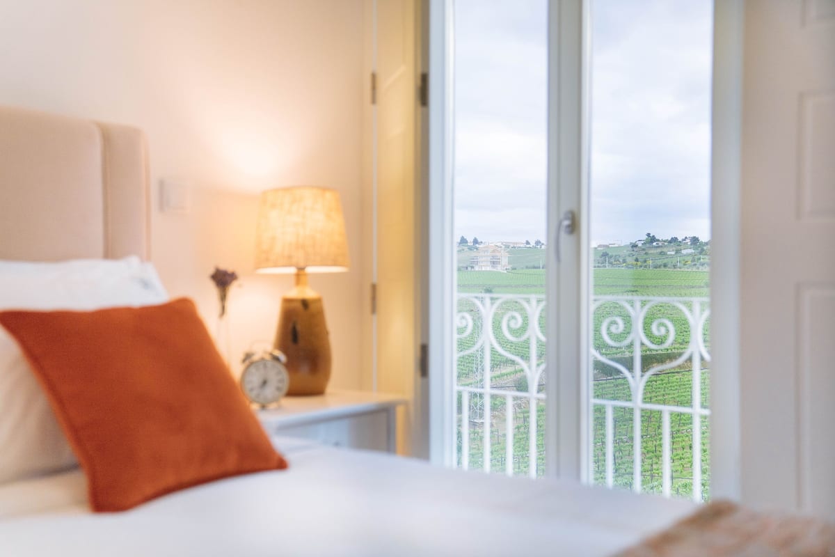 1 bedroom, premium bedding, Select Comfort beds, laptop workspace
