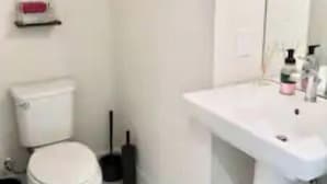Et badeværelse med toilet, bidet og vask.
