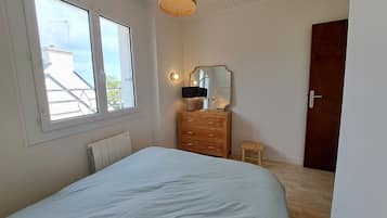 4 bedrooms, iron/ironing board, travel crib, free WiFi