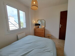 4 habitaciones, tabla de planchar con plancha y cuna de viaje 