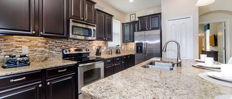 Refrigerador, microondas, horno, placa de cocina