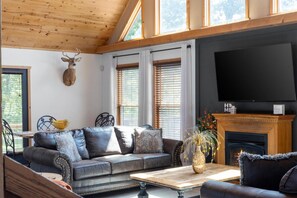 Smart-TV, Kamin, Bücher