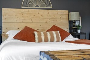 5 chambres, bureau, fer et planche à repasser, lit parapluie