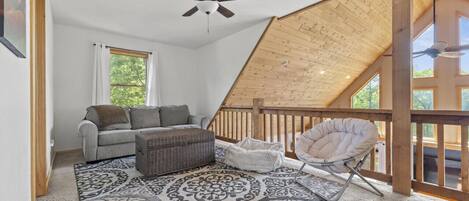 Smart-tv, een open haard en boeken