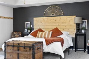 5 bedrooms, desk, iron/ironing board, travel cot