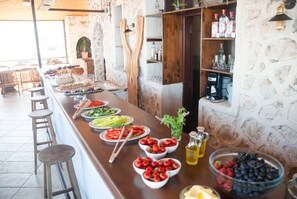 Daily cooked-to-order breakfast (EUR 10 per person) - Akropol Boutique (Kas)