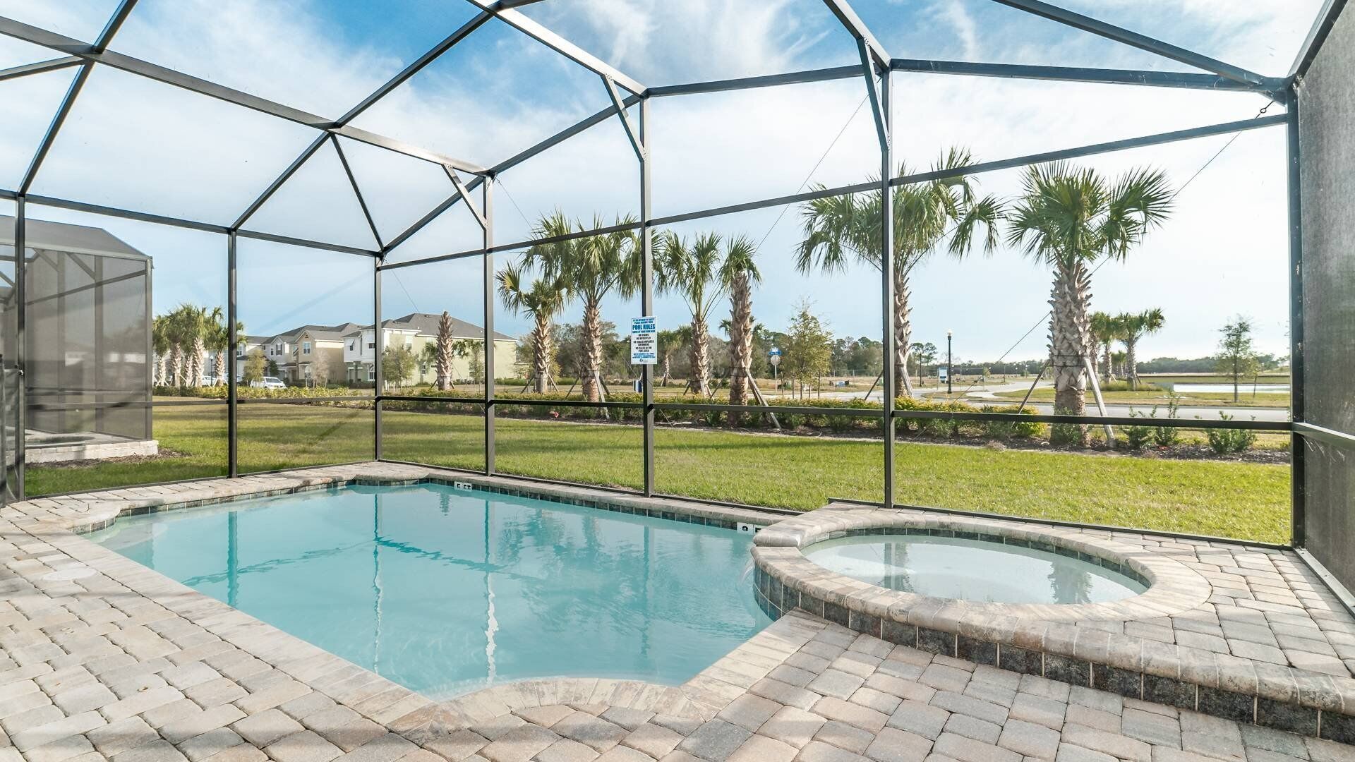 حمّام سباحة مُدفَّأ