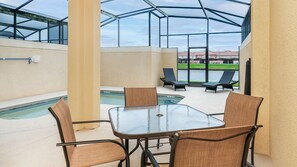 Una piscina riscaldata, lettini