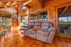 Smart TV, DVD player - Romantic, secluded, relaxing retreat, arcade game,hot tub, wooden cabin, private (Sevierville)
