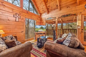 Smart TV, DVD player - Romantic, secluded, relaxing retreat, arcade game,hot tub, wooden cabin, private (Sevierville)