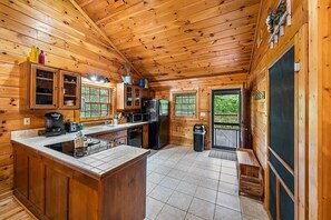 Kylskåp, mikrovågsugn, ugn och spishäll