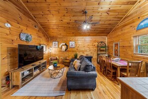 Smart-tv, dvd-spelare, ett musikbibliotek och ett filmbibliotek